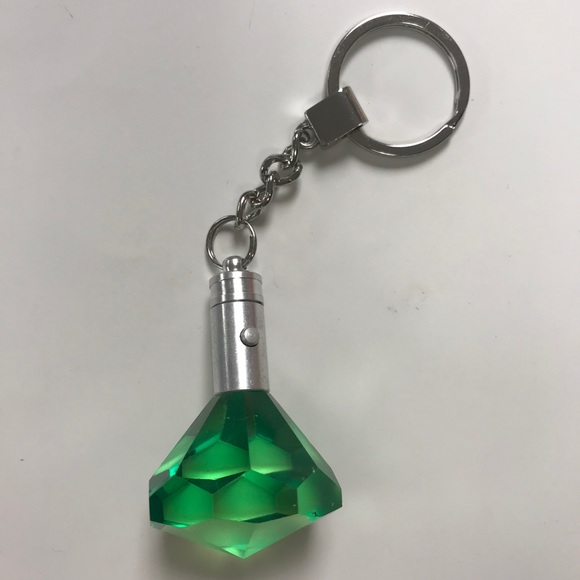 NWT Avon Lightup Birthstone Keychain Emerald - Picture 1 of 11